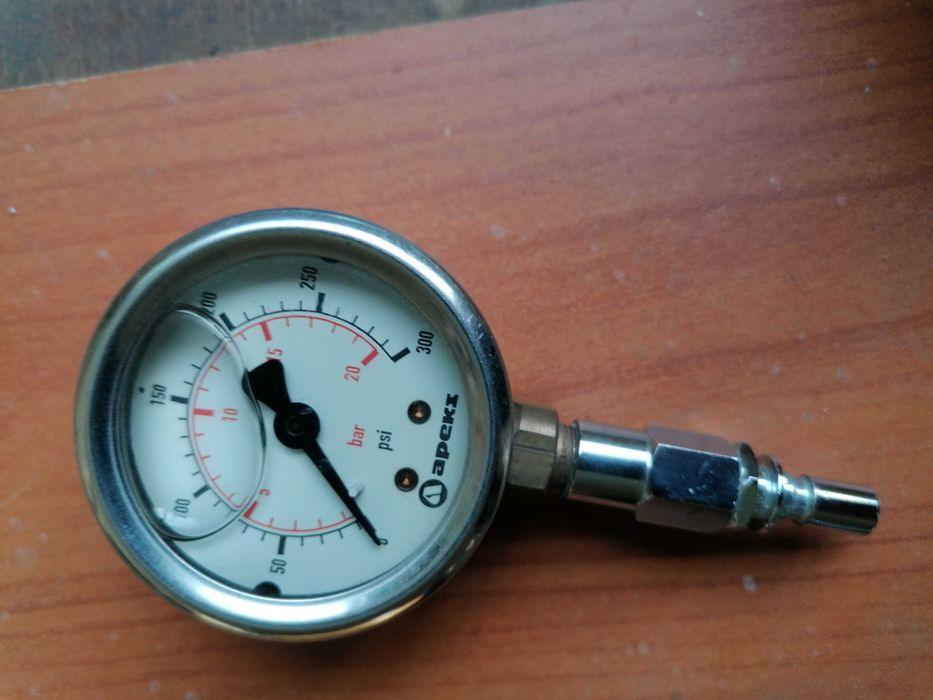 Контролен манометър