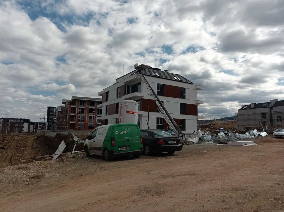 Качване и сваляне на строителни материали със строителен асансьор