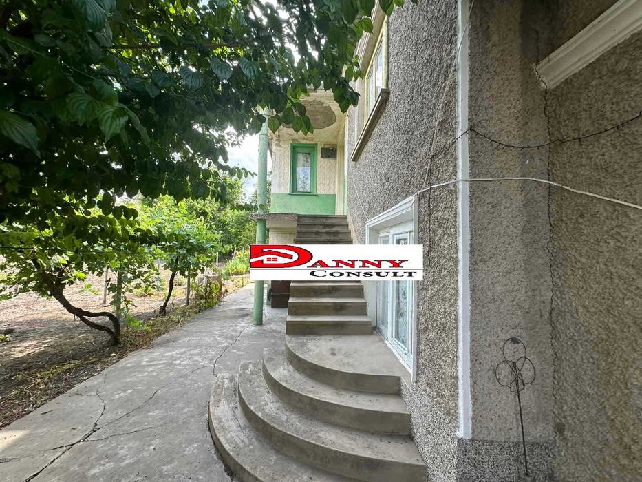 Двуетажна къща с двор и кладенец в с. Караисен