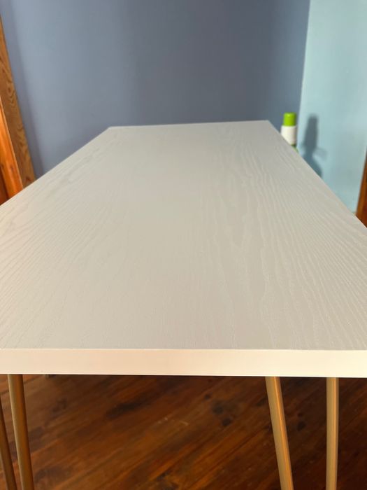 Бяло бюро с метални крака