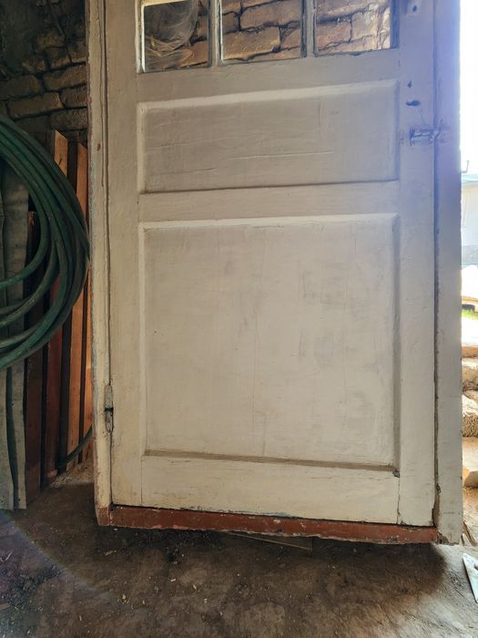 Продам дверь деревянную.