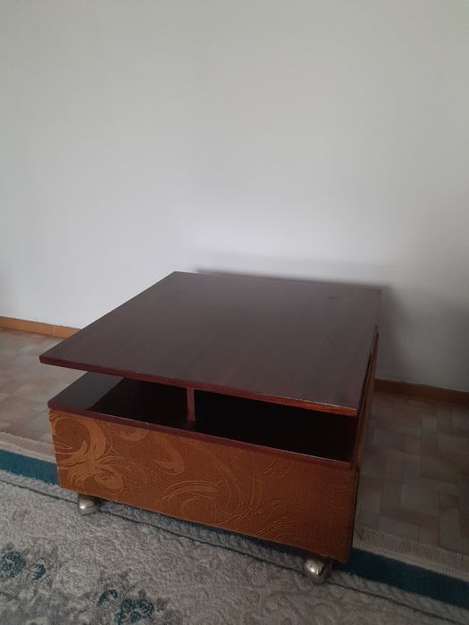 Столик на колесиках