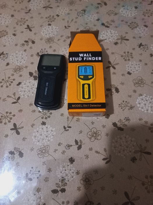 Детектор скрытых :проводки,и метала и дерева в стене.