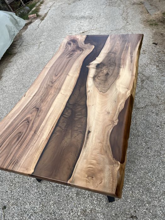 Уникална трапезна маса от орех и епоксидна смола