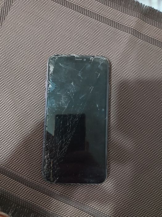 Vând iPhone 11 black