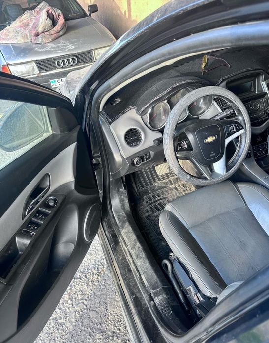 Chevrolet cruze 2012 год