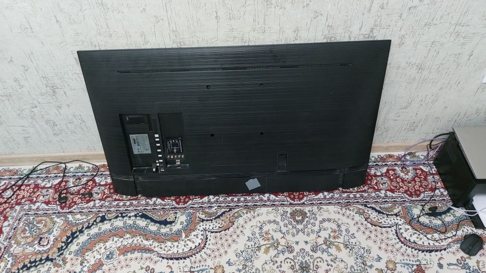 Продается телевизор самсунг UE50RU7100U