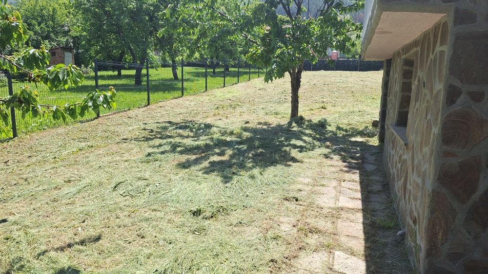 Косене на трева почистване на терени подрязване на жив плет и поддръжк