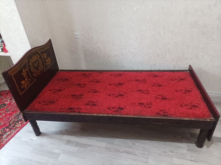 Bir kishilik divan sotiladi