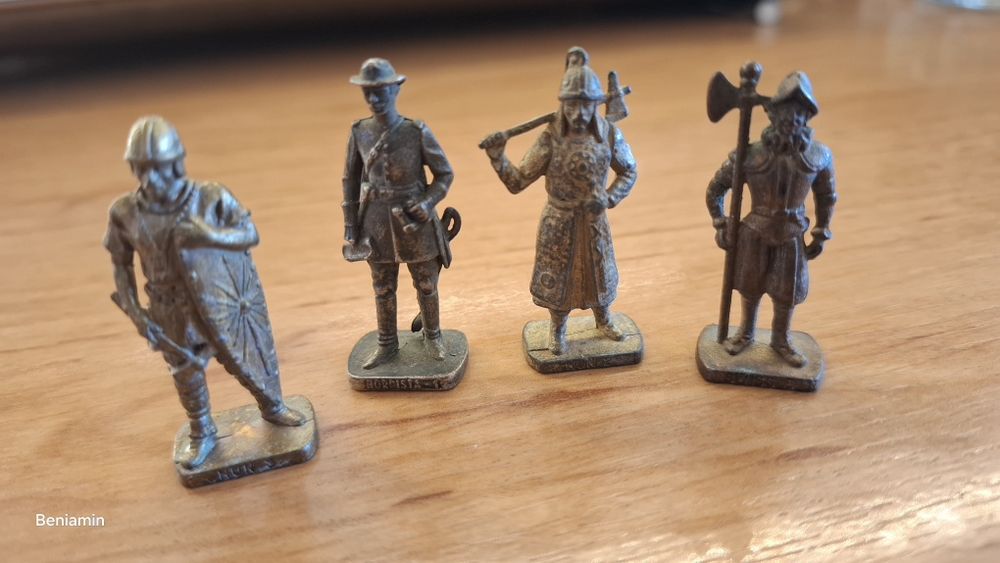 Vând lot de 4 figurine metalice originale Kinder Surprise (Ferrero)