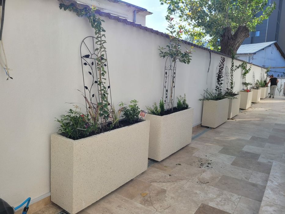 Jardiniere , ghivece, vaze,  prefabricate din beton