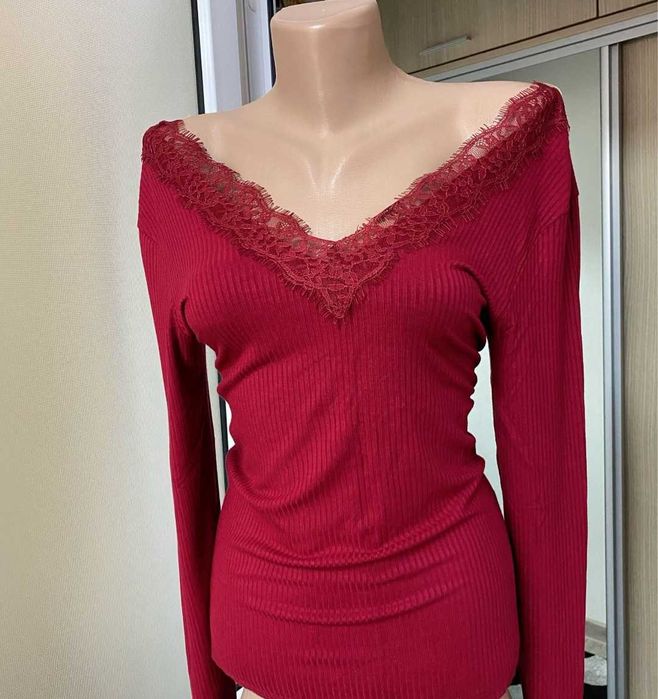 Bluza rosie cu dantela la decolteu