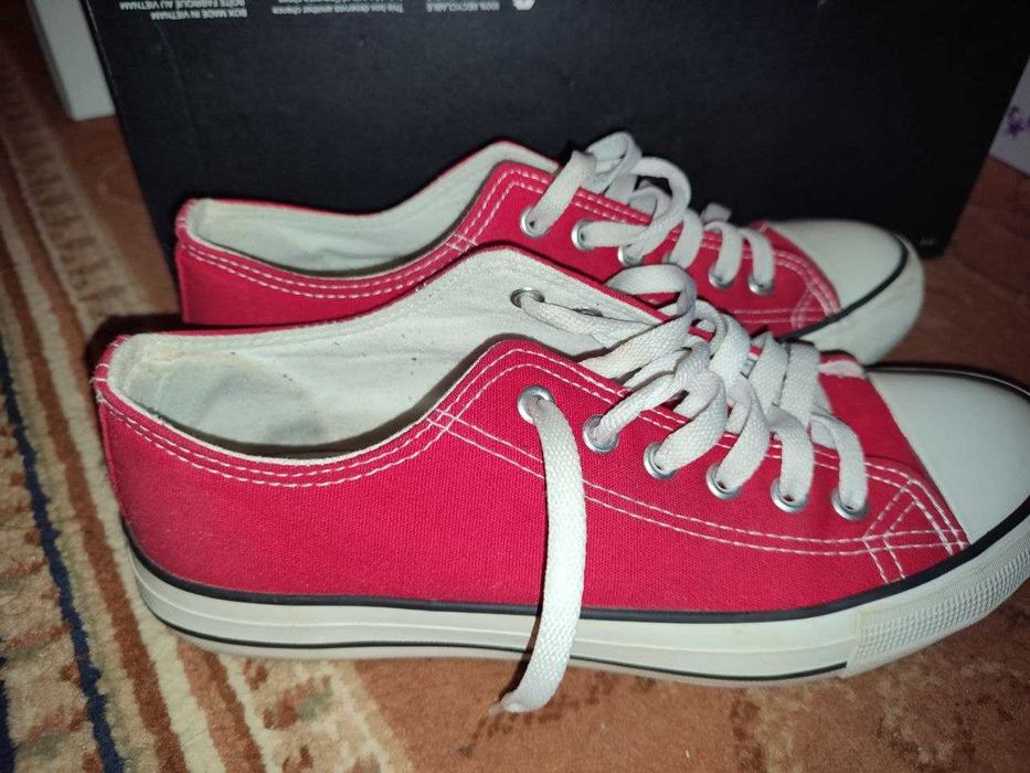 Червени кецове 39