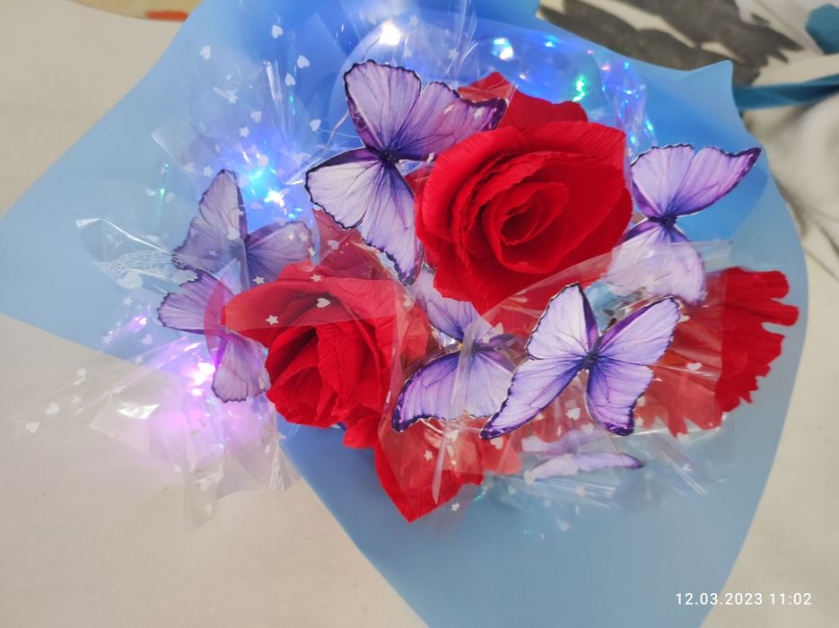 Букет из бабочек и роз