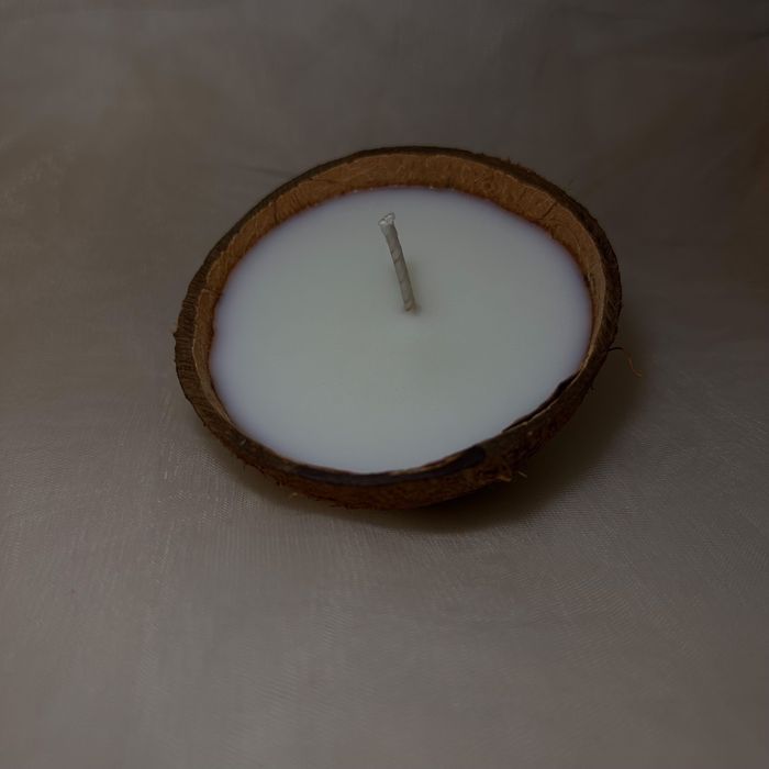 Lumânare parfumată în coajă de nucă de cocos