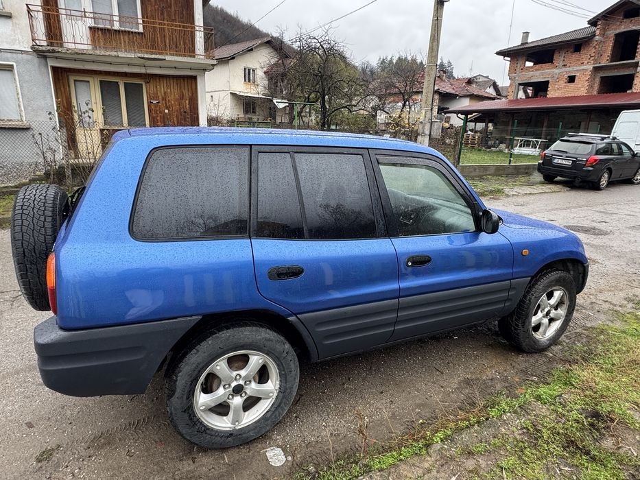 Джип Toyota Rav 4