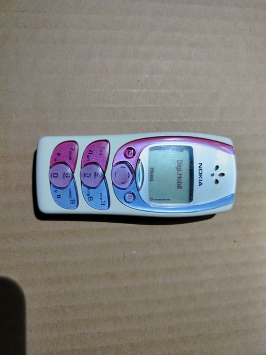 Nokia 2300 în stare bună. Are și incarcator. Telefon de colectie