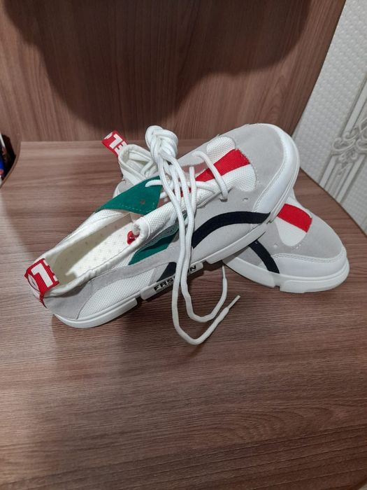 Продам кросовки обсолютно новын