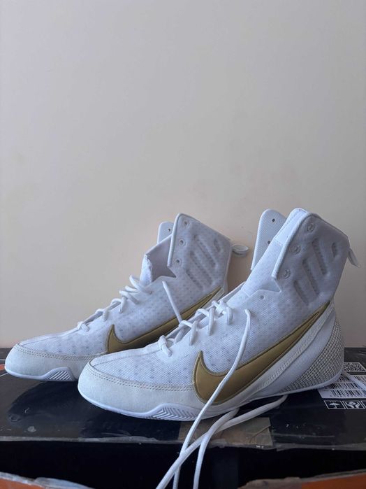 Боксови обувки Nike Machomai 3 бяло/металическо злато