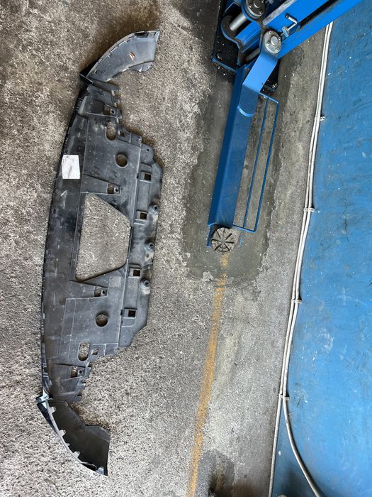 Fusta scut spoiler ornament inferior fata Range Rover Velar 2017-2022