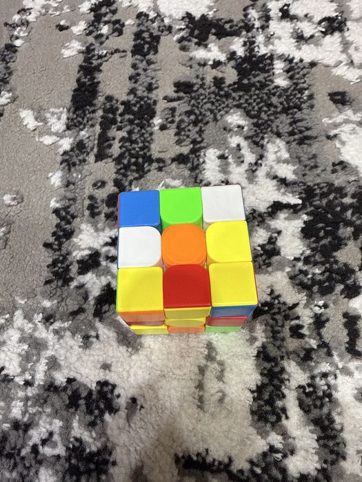 Кубик Рубика очень интересная и развивающая игрушка.