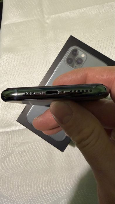 Продавам iphone 11 pro 256 gb