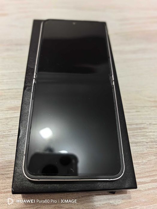 Продава се Samsung Z flip 6 в перфектно састояние без забележки 12GB 256 палене комплект телефона е купуван от зора