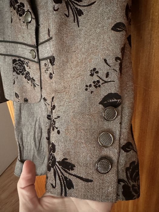 Кафяв вълнен костюм с пола