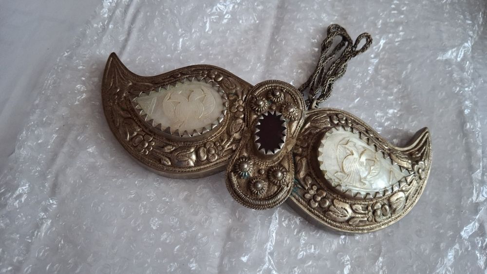 Месингови чанове и часовник