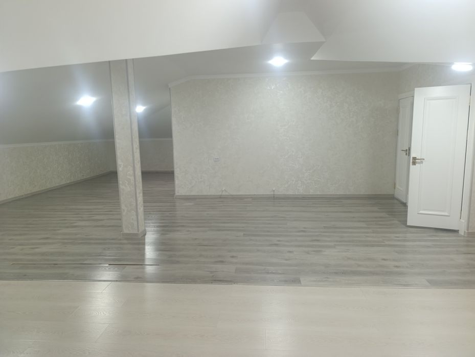 Sergeli Xonobodda  4 xona + mansarda + Podvol kottagina  uy sotiladi!!