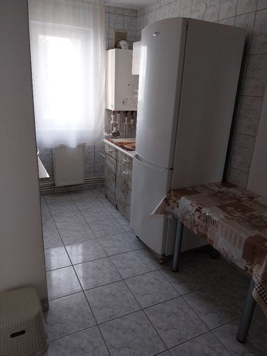 Închiriez apartament cu 3 camere