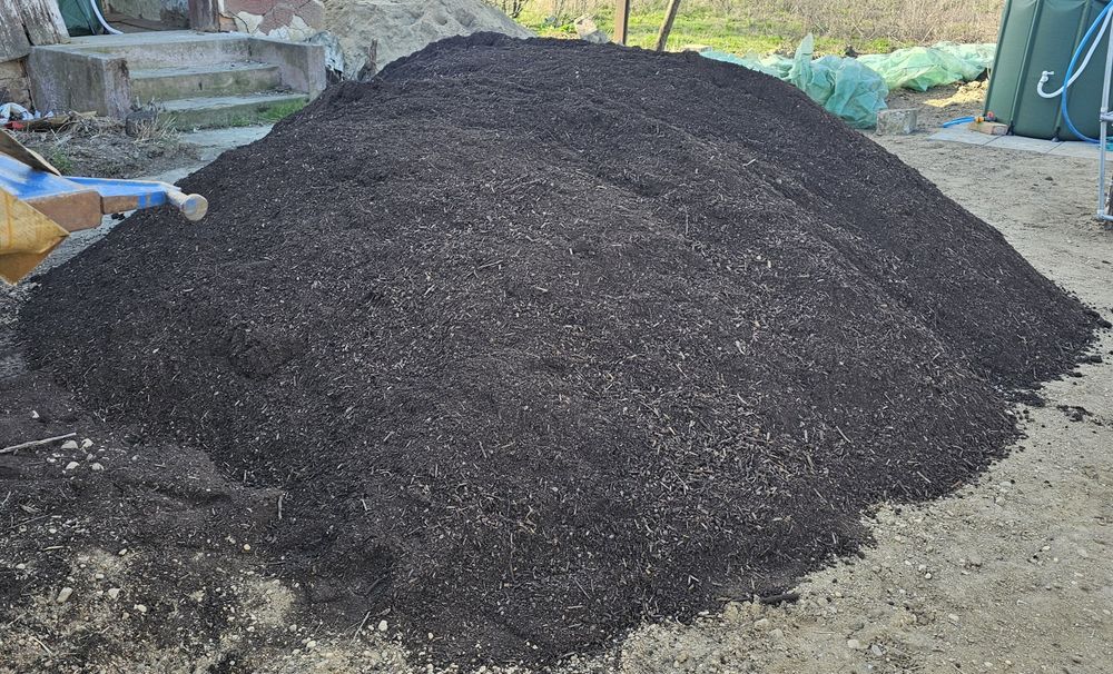 Compost vegetal 100% NU Pământ din decopertă