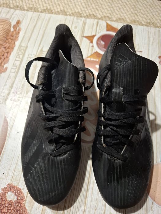Продавам футболни обувки adidas.