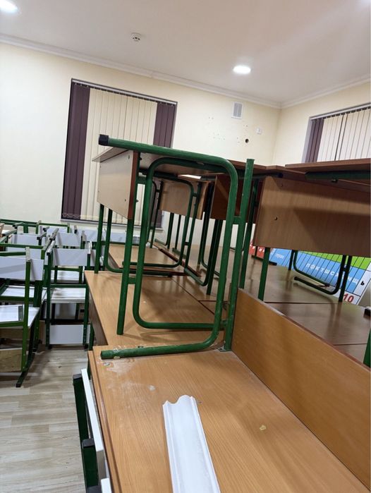 Срочно продается. Парты, стулья металлические, очень прочные. Парта.
