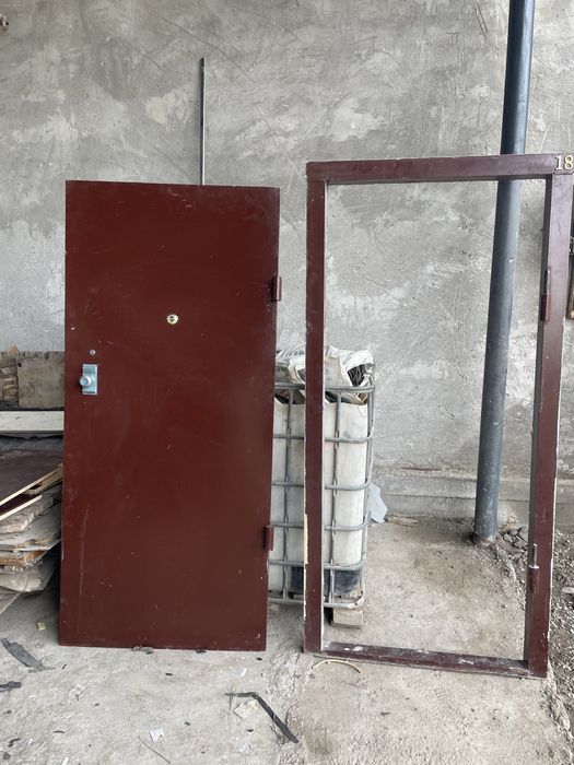 Железный ворота и дверь