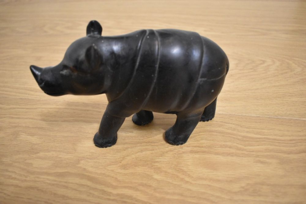 Statuete animale din lemn