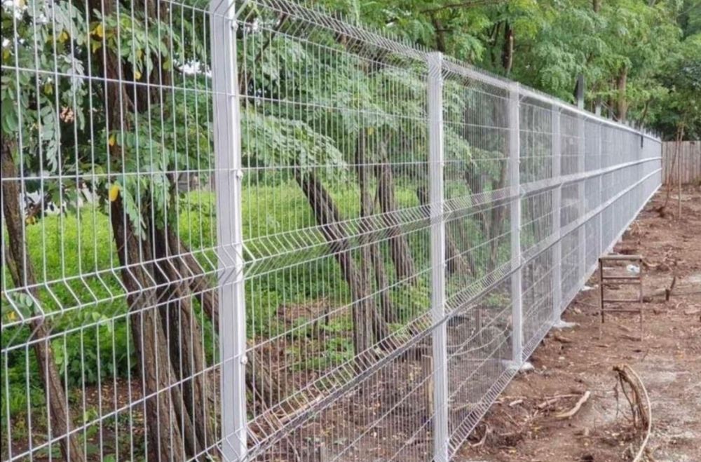 Gard din plasa pentru împrejmuiri