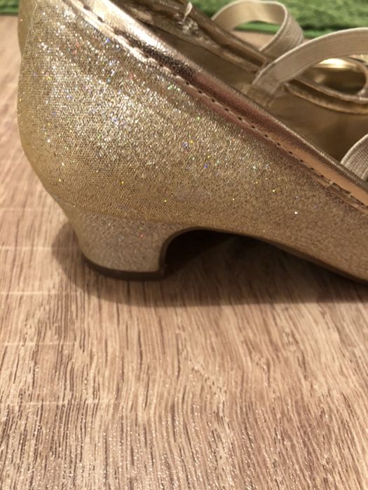 Туфли на девочку 5-6 лет