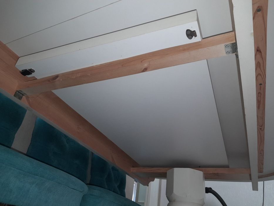 Стол для гостинной