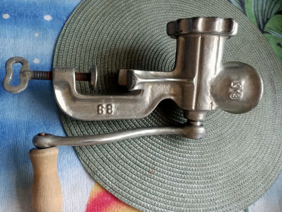 Продам ручную советскую мясорубку