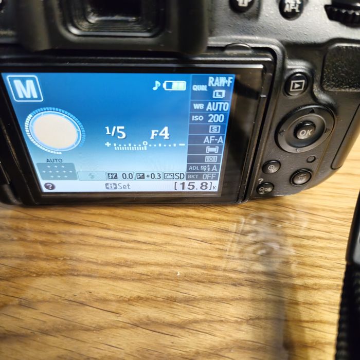 Aparat foto DSLR Nikon D5100 si blitz Yougnuo