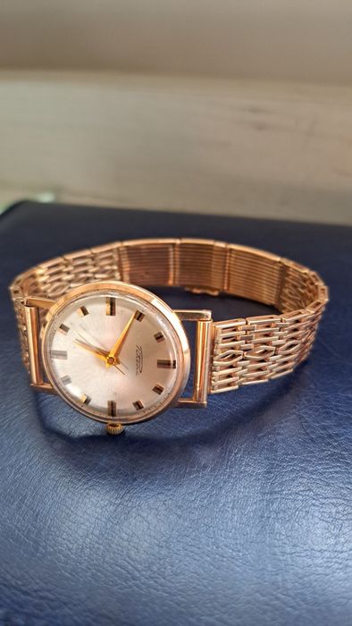 Золотые часы с браслетом