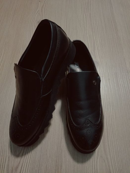 Продам 2 пары школьной кожаной  обуви в отличном состояние.