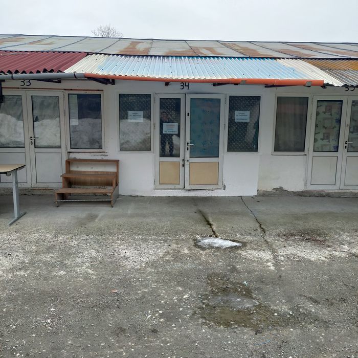 Închiriez convenabil spatiu comercial