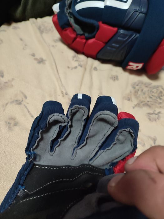 Перчатки и коньки хоккейные