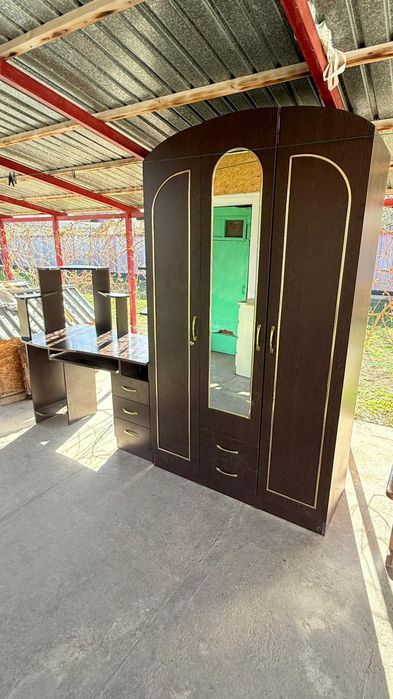 Продам отличный гарнитур.