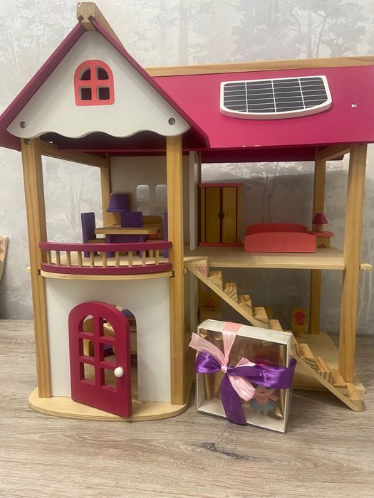 Кукольный домик (4 комнат)в лучшем срстояний.В ПОДАРОК ИДЕТ КУКЛА LOL