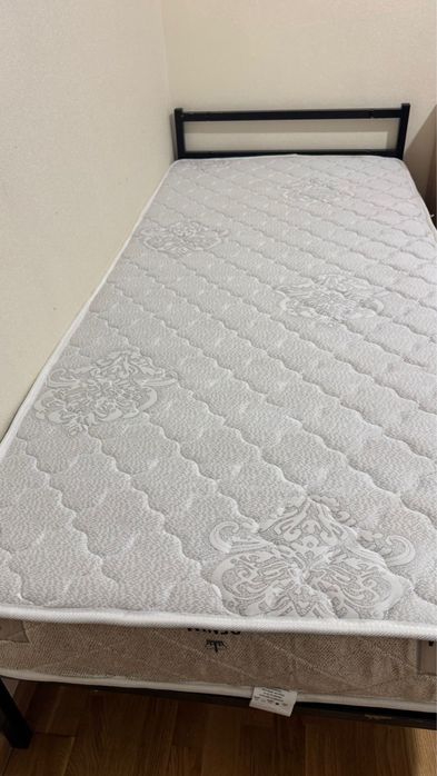 Кровать с матрасом