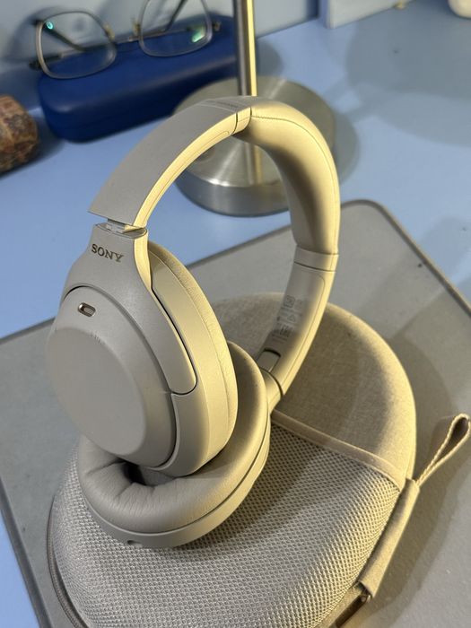 Sony WH-1000XM4 серого цвета