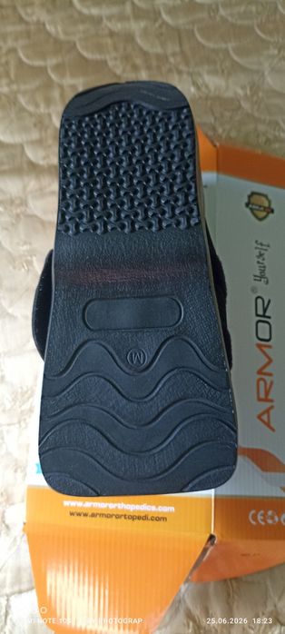 Vând orteza mărimea M este noua nefolosita plus un baston reglabil